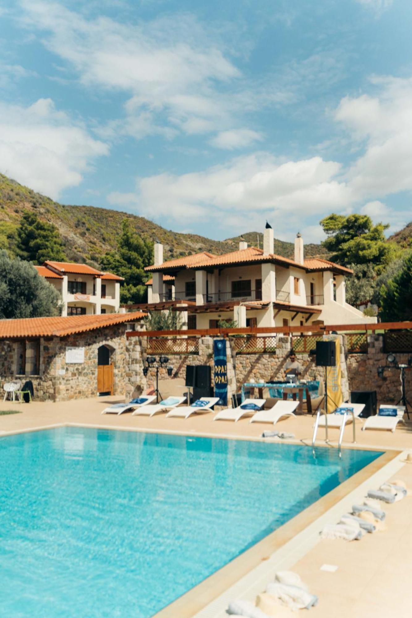 ホテル Kaminos Evia Límni エクステリア 写真